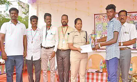 விளையாட்டு போட்டிகளில் வெற்றி பெற்ற மாணவர்களுக்கு பரிசு