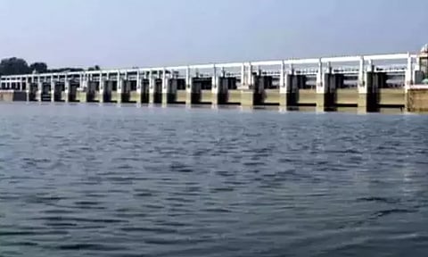 கண்டலேறு அணையில் இருந்து தண்ணீர் திறப்பை நிறுத்த வேண்டும்; ஆந்திர அரசுக்கு பொதுப்பணித்துறை அதிகாரிகள் கோரிக்கை