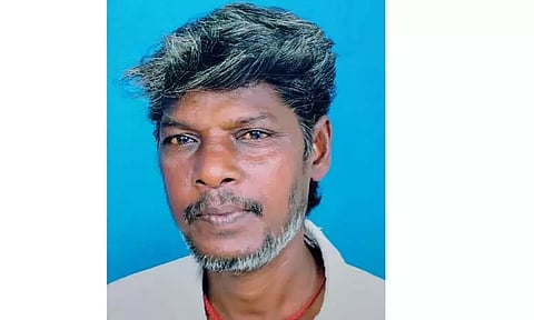 பெட்ரோல் பங்க் ஊழியர், சுடுகாட்டில் பிணமாக மீட்பு