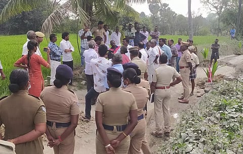 சாலையில் தென்னங்கன்றுகள் நட்ட விவசாயிகளால் பரபரப்பு