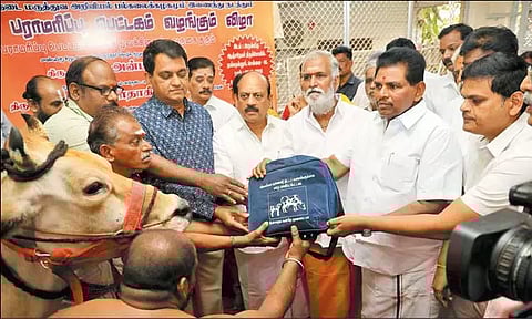 நங்கநல்லூர் ஆஞ்சநேயர் கோவிலுக்கு கன்று பாதுகாப்பு பெட்டகம்: 3 அமைச்சர்கள் வழங்கினர்