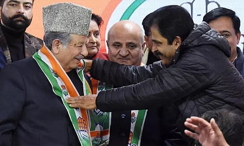 காஷ்மீரில் குலாம்நபி கட்சிக்கு தாவிய 17 நிர்வாகிகள் மீண்டும் காங்கிரசில் ஐக்கியம்