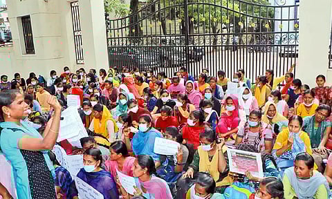 மருத்துவ கல்வி இயக்ககம் முன்பு நர்சுகள் முற்றுகை போராட்டம்