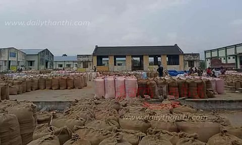 போளூர் ஒழுங்குமுறை விற்பனை கூடத்தில் நெல் மூட்டைகள் தேக்கம்