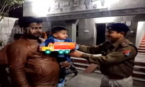 ரெயிலில் தவறவிட்ட குழந்தையின் பொம்மை... வீடு தேடிச் சென்று இன்ப அதிர்ச்சி கொடுத்த ரெயில்வே போலீசார்