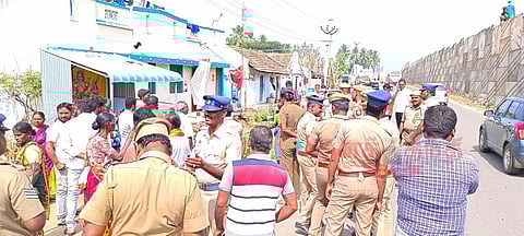 வெண்ணந்தூர் அருகேசாலையை மறித்து போராட்டத்தில் ஈடுபட்ட ஒரு தரப்பினரால் பரபரப்புஅதிகாரிகள் பேச்சுவார்த்தை