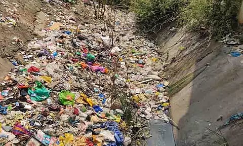 குப்பை மேடாக மாறிய கரூர் இரட்டை வாய்க்கால் முறையாக சீர் செய்யப்படுமா?