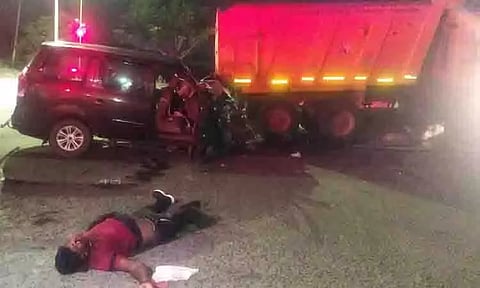 லாரி மீது கார் மோதியதில் சிறுமி உள்பட 2 பேர் பலி