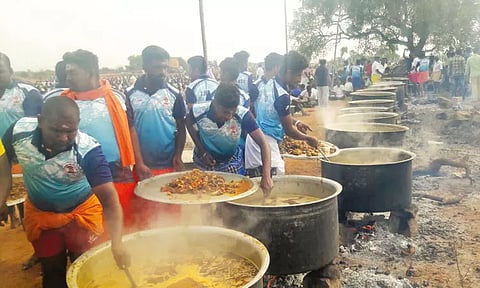 ஆண்கள் மட்டுமே பங்கேற்ற கோவில் திருவிழா - ஆடுகளை பலியிட்டு கறி விருந்து