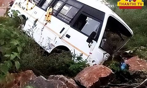 குன்றத்தூரில் இருந்து சபரிமலைக்கு சென்ற வேன் விபத்து- 10 பக்தர்கள் காயம்