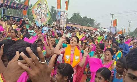 பாஜகவில் இருக்கும் அனைத்து பெண்களுக்கும் பாதுகாப்பு இருக்கிறது - நடிகை குஷ்பு