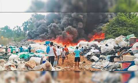 படப்பை அருகே பழைய பிளாஸ்டிக் பொருட்கள் குடோனில் பயங்கர தீ விபத்து