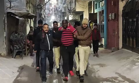 சட்ட விரோதமாக தங்கியிருந்த நைஜீரியர்கள்: கைது செய்ய முயன்ற போலீஸ் மீது தாக்குதல்: டெல்லியில் பரபரப்பு