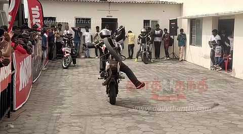 கீரம்பூர் அருகேஅனுமதியின்றி நடந்த மோட்டார் சைக்கிள் சாகச நிகழ்ச்சிபோலீசார் விசாரணை