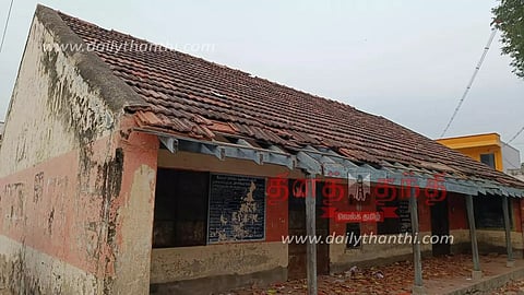 சேதமடைந்த பள்ளி கட்டிடம்