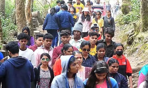 கொடைக்கானலில் குவிந்த சுற்றுலா பயணிகள்