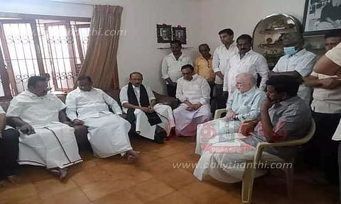 திருமகன் ஈவெரா எம்.எல்.ஏ. மறைவு:ஈ.வி.கே.எஸ்.இளங்கோவனை நேரில் சந்தித்து ப.சிதம்பரம், வைகோ ஆறுதல்