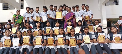 சின்னாளப்பட்டி சேரன் மெட்ரிக் பள்ளி மாணவர்களுக்கு பாராட்டு