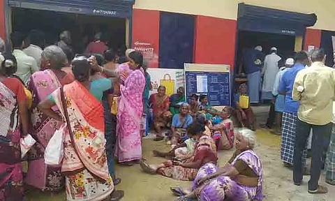 ரேஷன் கடைகளில் சர்வர் கோளாறால் பொங்கல் பரிசு தொகுப்பு வழங்கும் பணி தாமதம்