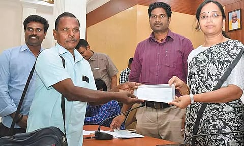 காஞ்சீபுரத்தில் மக்கள் குறைதீர்க்கும் நாள் கூட்டம் ரூ.25 லட்சம் மதிப்பில் பயனாளிகளுக்கு நலத்திட்ட உதவிகள் - மாவட்ட கலெக்டர் வழங்கினார்