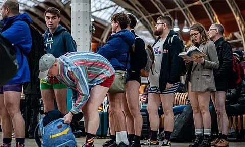 பேண்ட்டை கழற்றி விட்டு... இதற்காகவே லண்டனில் ஜட்டியுடன் ஆயிரக்கணக்கானோர் ரெயில் பயணம்