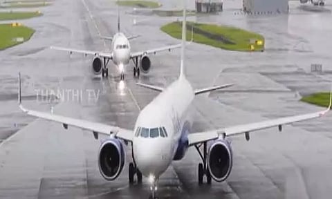 டெல்லியில் அடர்ந்த மூடுபனி - 50 உள்நாட்டு விமானங்கள் புறப்படுவதில் தாமதம்