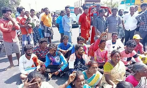 செங்கம் அருகே கிராம மக்கள் சாலை மறியல்