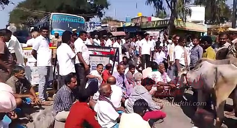 கால்நடைகளுடன் விவசாயிகள் சாலை மறியல்