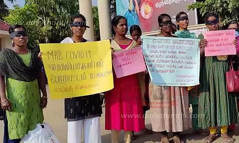 கண்களில் கருப்பு துணி கட்டி நர்சுகள் ஆர்ப்பாட்டம்