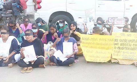 கடலூர் கலெக்டர் அலுவலகத்தில் கண்ணில் கருப்பு துணி கட்டி செவிலியர்கள் போராட்டம் மீண்டும் வேலை வழங்க கோரிக்கை