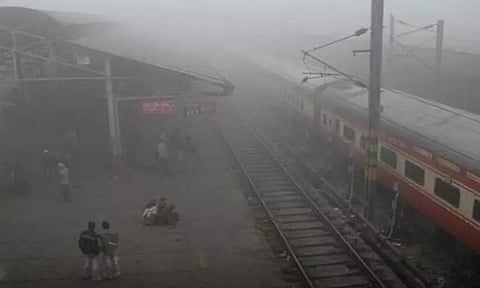 கடும் பனிமூட்டம்: உத்தரபிரதேசத்தில் ரெயில்கள் 6-7 மணிநேரம் தாமதம்