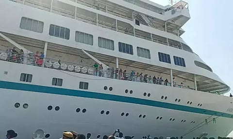 697 சுற்றுலா பயணிகளுடன் தூத்துக்குடி வந்த பிரம்மாண்ட கப்பல்...!