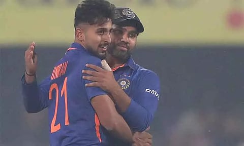 156 கி.மீ.வேகத்தில் பந்து வீசி சாதனை படைத்த உம்ரான் மாலிக்..!