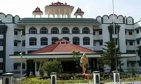 திருச்சியில் உரிய அனுமதியின்றி கட்டப்பட்ட அடுக்குமாடி குடியிருப்பின் பகுதிகளை இடிக்க மதுரை ஐகோர்ட் கிளை உத்தரவு