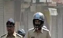 காரில் பெப்பர் ஸ்பிரே வைத்திருந்த நபரை விசாரணைக்கு அழைத்து சென்ற போலீசார்