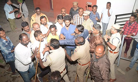 தியேட்டர் கதவை இழுத்து மூடியதால் போலீசார், ரசிகர்கள் இடையே தள்ளு, முள்ளு