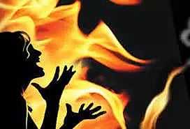 தீயில் தவறி விழுந்து மூதாட்டி சாவு
