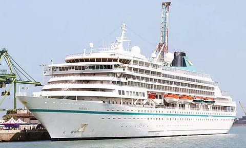 பிரான்சில் இருந்து 698 பயணிகளுடன் தூத்துக்குடி வந்த சொகுசு கப்பல் - சுற்றுலா தலங்களை பார்வையிட்டனர்