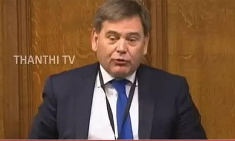 கொரோனா தடுப்பூசிகளை இனப்படுகொலையுடன் ஒப்பிட்ட பிரிட்டன் எம்பி பணியிடை நீக்கம்