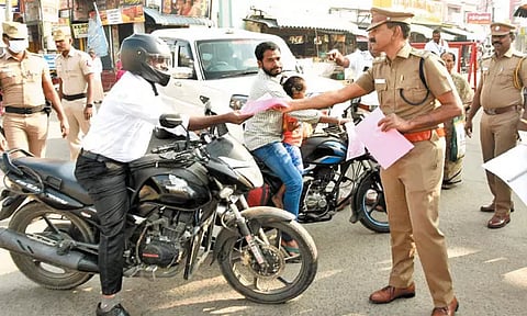 காஞ்சீபுரத்தில் சாலை பாதுகாப்பு வார விழா; போலீஸ் சூப்பிரண்டு தொடங்கி வைத்தார்