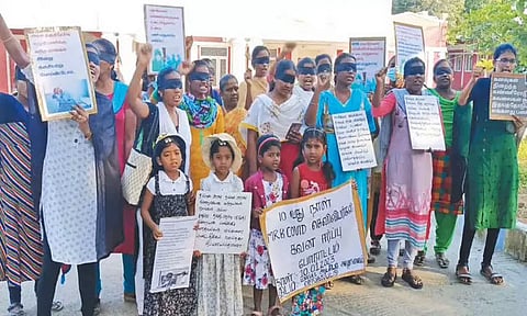 பணி நிரந்தரம் செய்யக்கோரி கண்களைக் கட்டிக்கொண்டு நர்சுகள் போராட்டம்