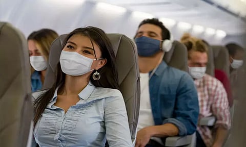 நீண்ட தூர விமான பயணிகளுக்கு முக கவசம் அவசியம்: உலக சுகாதார அமைப்பு பரிந்துரை