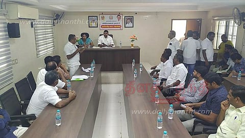 பள்ளிபாளையம் நகராட்சி அலுவலகத்தில்சாயப்பட்டறை உரிமையாளர்கள் ஆலோசனை கூட்டம்