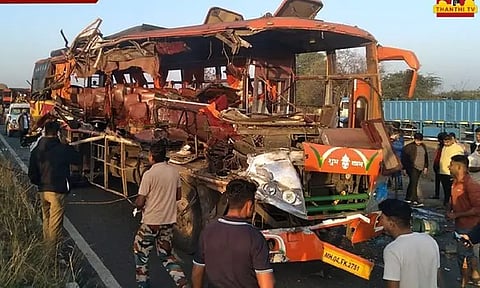 மராட்டியத்தில் லாரி மீது சொகுசு பஸ் மோதி விபத்து - 7 பெண்கள் உட்பட 10 பேர் பலி