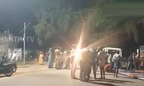 ஒன்றும் இல்லாத பிரச்சனையை ஊர் சண்டையாக மாற்றிய பள்ளி மாணவர்கள்