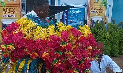 திருவாரூரில், விற்பனைக்காக குவிந்துள்ள நெட்டி மாலைகள்