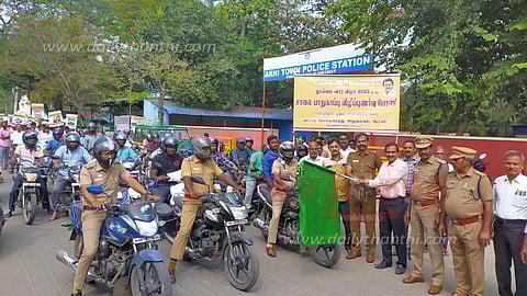 போலீசார் ஹெல்மெட் விழிப்புணர்வு பேரணி