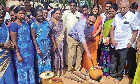 மப்பேடு ஊராட்சியில் சமத்துவபுரத்தில் பொங்கல் விழா - கலெக்டர் பொதுமக்களுடன் கொண்டாட்டம்