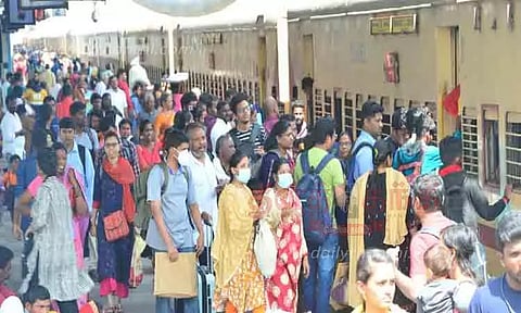 ரெயில் நிலையத்தில் அலைமோதிய கூட்டம்