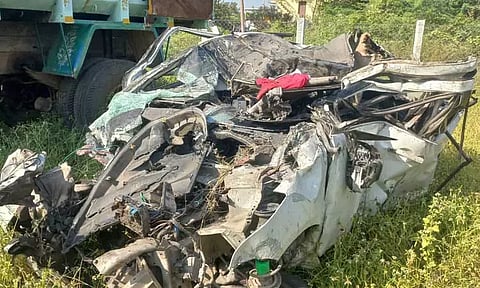 பஸ் மீது கார் மோதி கல்லூரி மாணவர்கள் 2 பேர் பலி